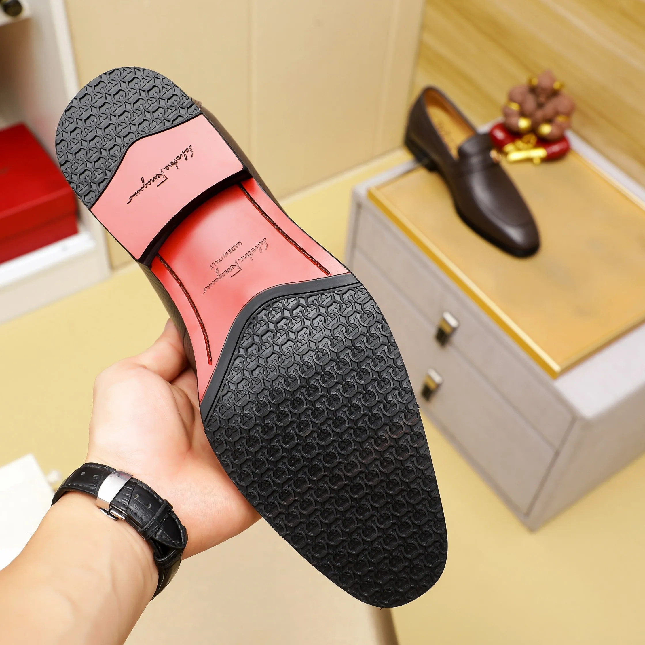 Men's shoes 💰460 🕷🕷🐂【Ferragamo】Ferragamo Popular fashion leather shoes🇨🇳Official website counter 1:1 production, original mold opening💯Good quality can be seen, imported high-end first-layer waxed calfskin, water-dyed🐂leather lining🌿very clear texture, high-quality waterproof, non-slip and wear-resistant outsole🎋high quality and low price, truly handmade🍓2 colors available! Code number 38-44……(45.46.Customized)